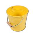 Metalleimer mit Holzgriff